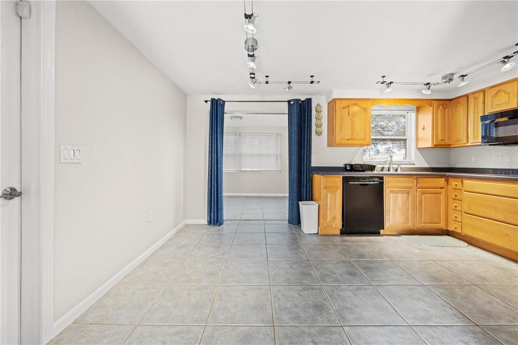 For Sale: $230,000 (2 beds, 1 baths, 956 Square Feet)