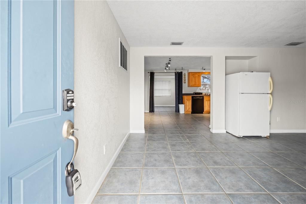 For Sale: $230,000 (2 beds, 1 baths, 956 Square Feet)