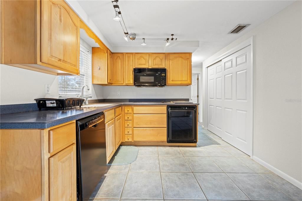 For Sale: $230,000 (2 beds, 1 baths, 956 Square Feet)