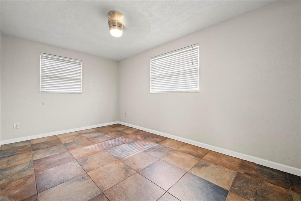 For Sale: $230,000 (2 beds, 1 baths, 956 Square Feet)