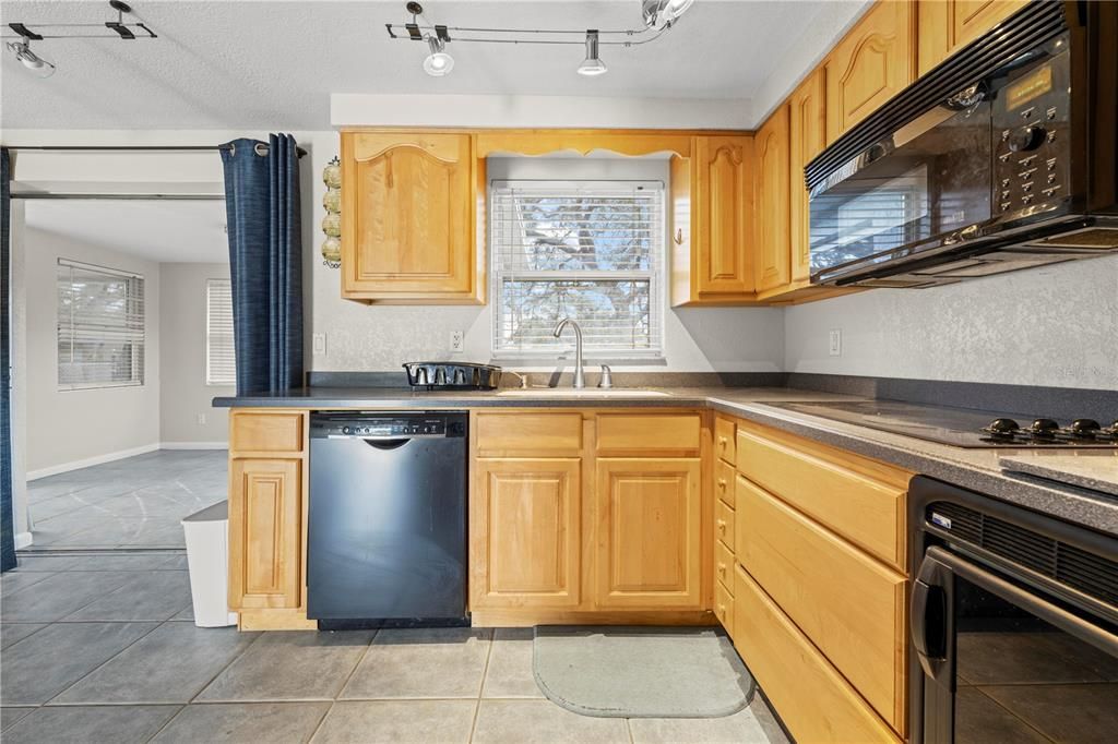 For Sale: $230,000 (2 beds, 1 baths, 956 Square Feet)