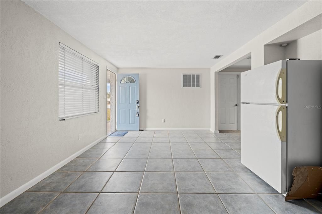 For Sale: $230,000 (2 beds, 1 baths, 956 Square Feet)