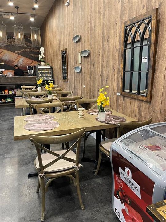 合同活跃: $470,000 (4 贝兹, 4 浴室, 2356 平方英尺)