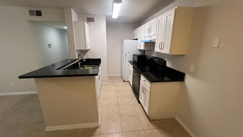 For Sale: $173,900 (2 beds, 1 baths, 864 Square Feet)