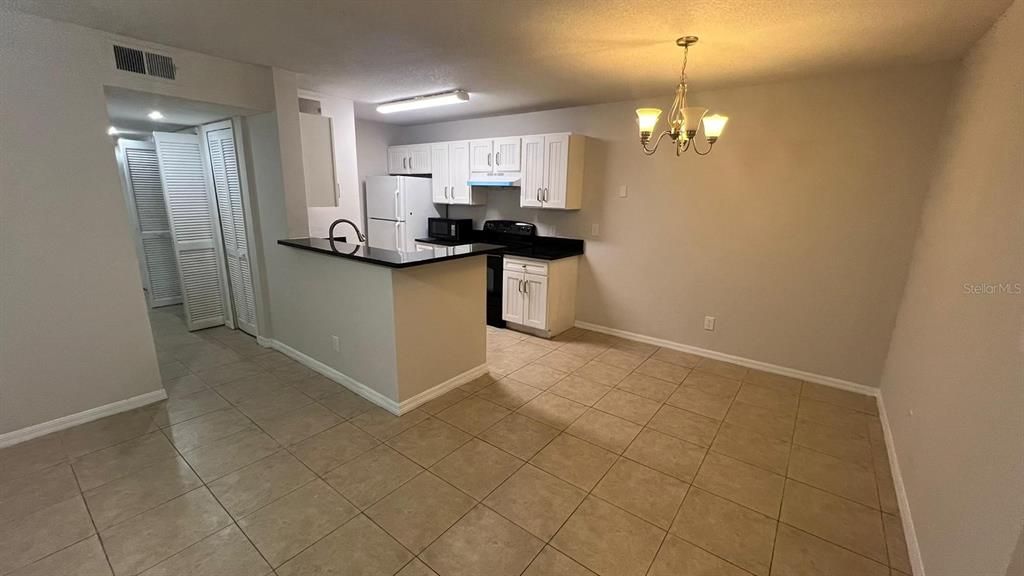 For Sale: $173,900 (2 beds, 1 baths, 864 Square Feet)