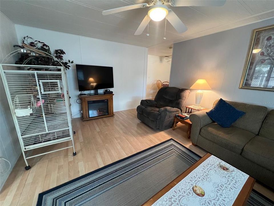 For Sale: $175,000 (2 beds, 2 baths, 864 Square Feet)