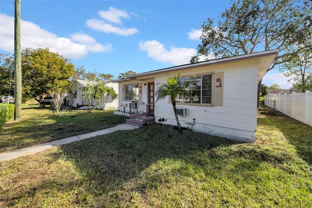 For Sale: $325,000 (2 beds, 1 baths, 978 Square Feet)