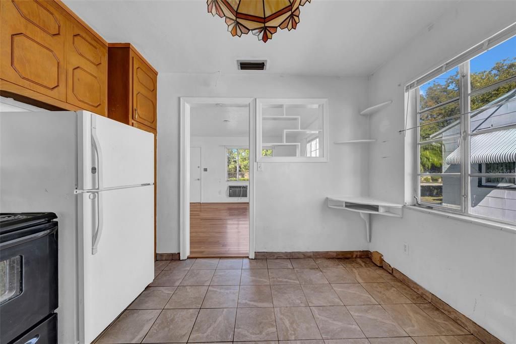 For Sale: $325,000 (2 beds, 1 baths, 978 Square Feet)