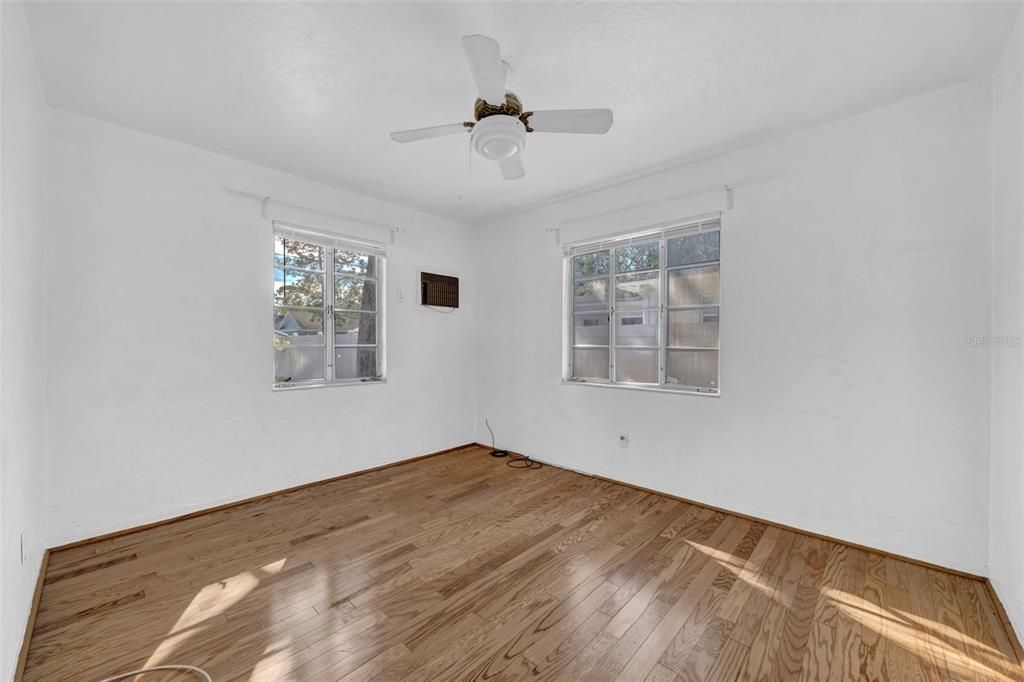 For Sale: $325,000 (2 beds, 1 baths, 978 Square Feet)