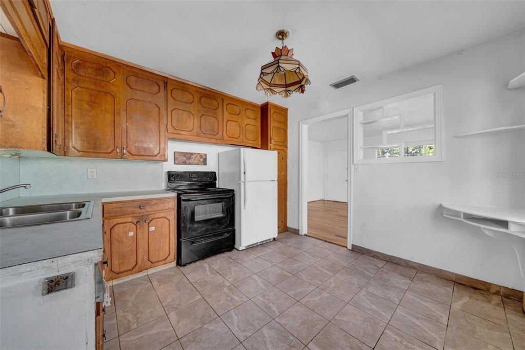 For Sale: $325,000 (2 beds, 1 baths, 978 Square Feet)