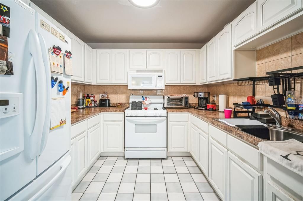 For Sale: $215,000 (2 beds, 1 baths, 1006 Square Feet)