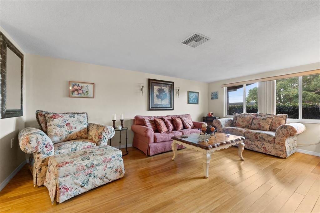 For Sale: $297,000 (3 beds, 1 baths, 1320 Square Feet)