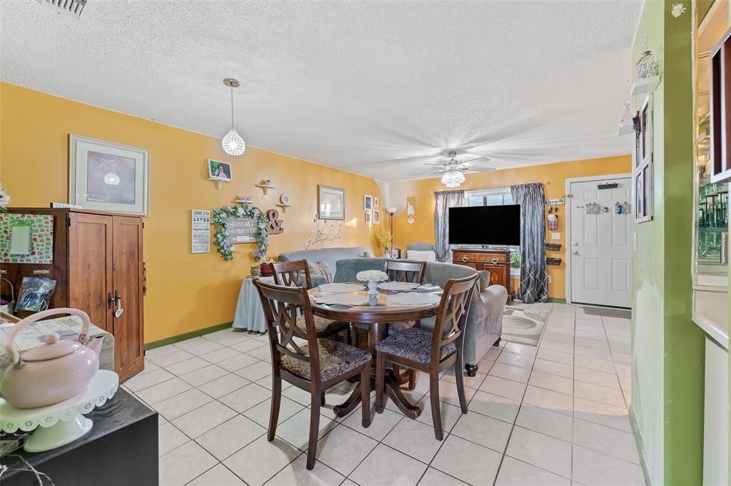 Active With Contract: $199,900 (3 beds, 2 baths, 1161 Square Feet)