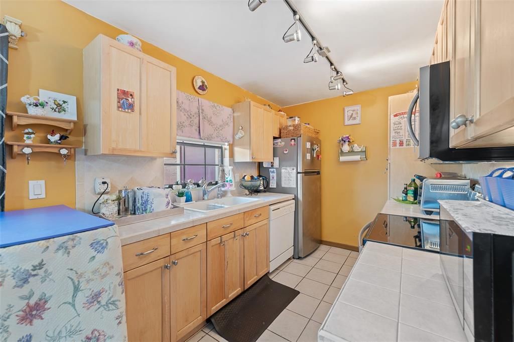 Active With Contract: $199,900 (3 beds, 2 baths, 1161 Square Feet)
