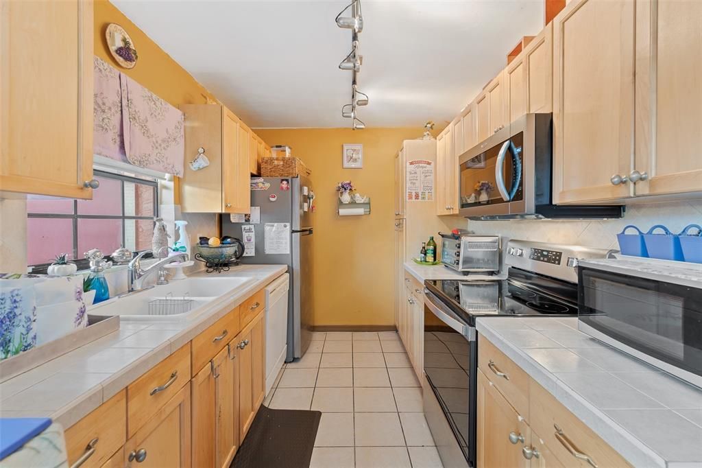Active With Contract: $199,900 (3 beds, 2 baths, 1161 Square Feet)