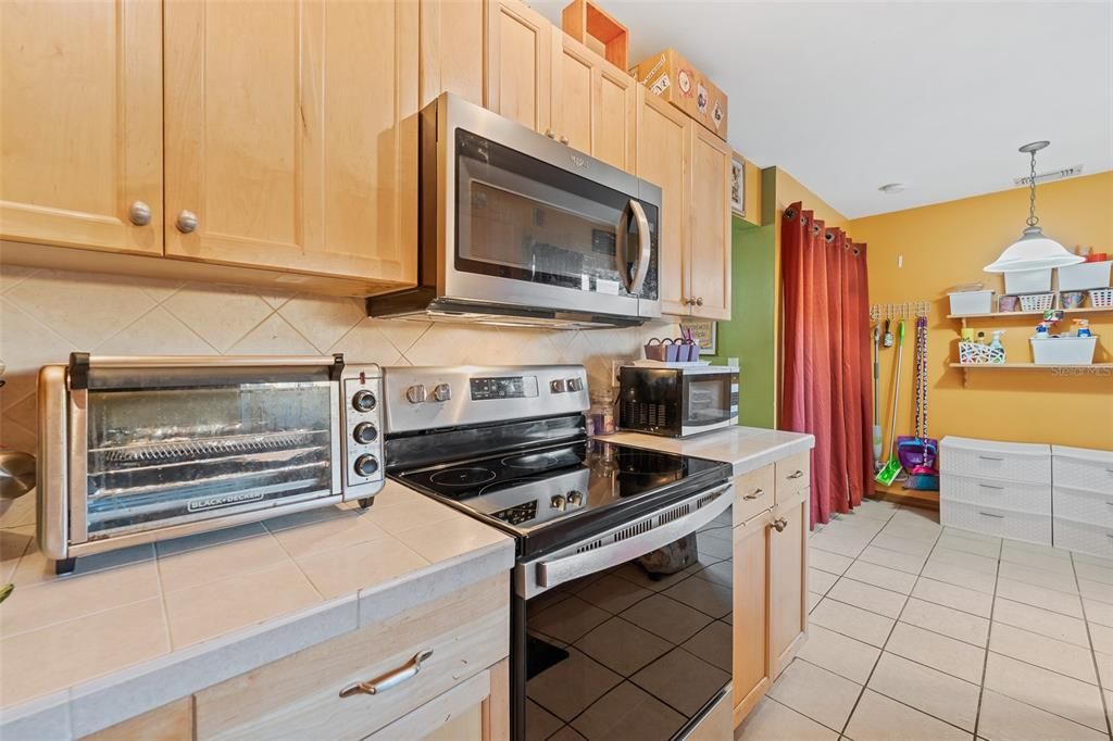 Active With Contract: $199,900 (3 beds, 2 baths, 1161 Square Feet)