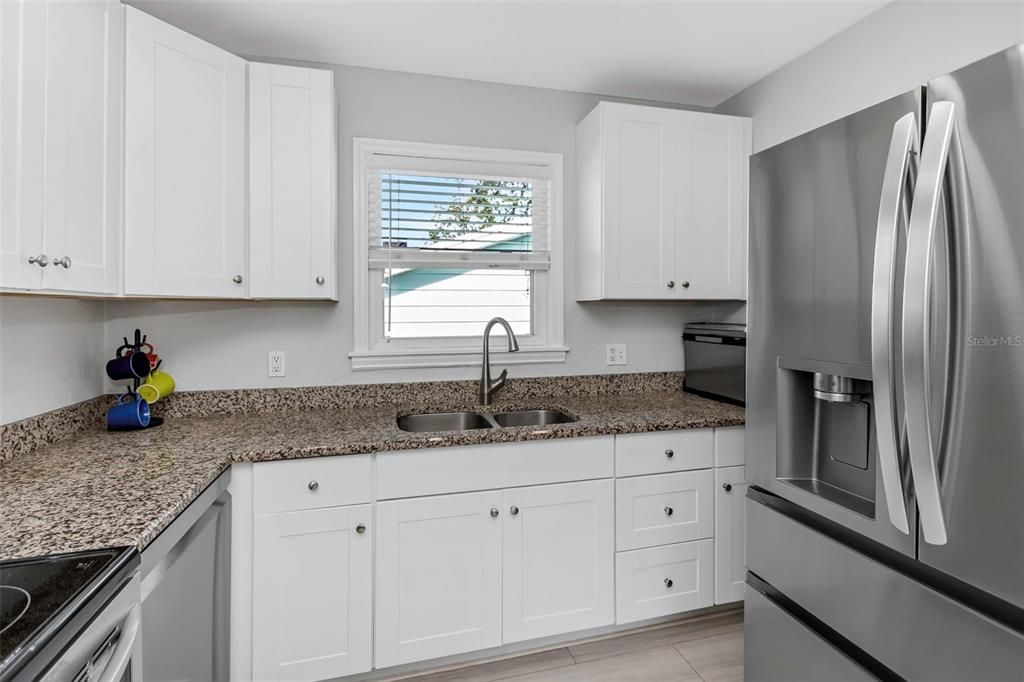 For Sale: $449,900 (2 beds, 1 baths, 864 Square Feet)