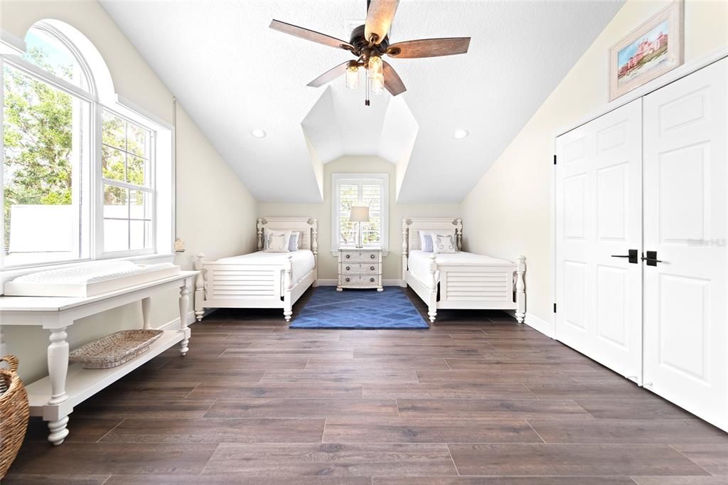 For Sale: $2,473,000 (3 beds, 3 baths, 2733 Square Feet)