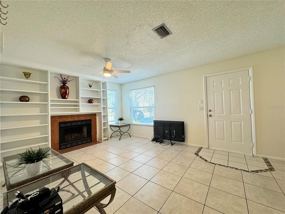 For Rent: $1,700 (2 beds, 2 baths, 912 Square Feet)