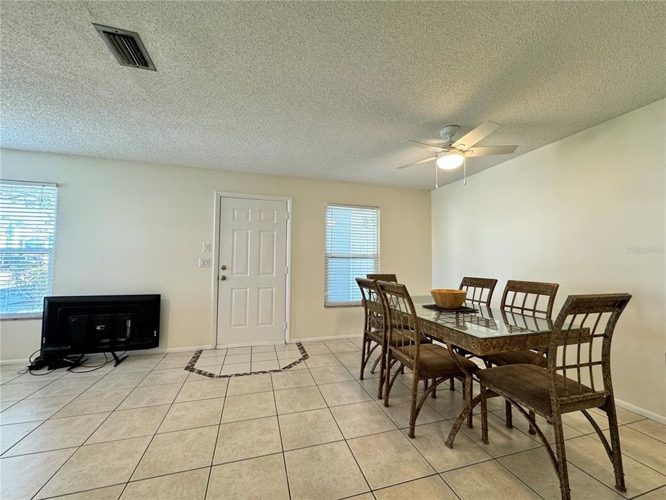 For Rent: $1,700 (2 beds, 2 baths, 912 Square Feet)