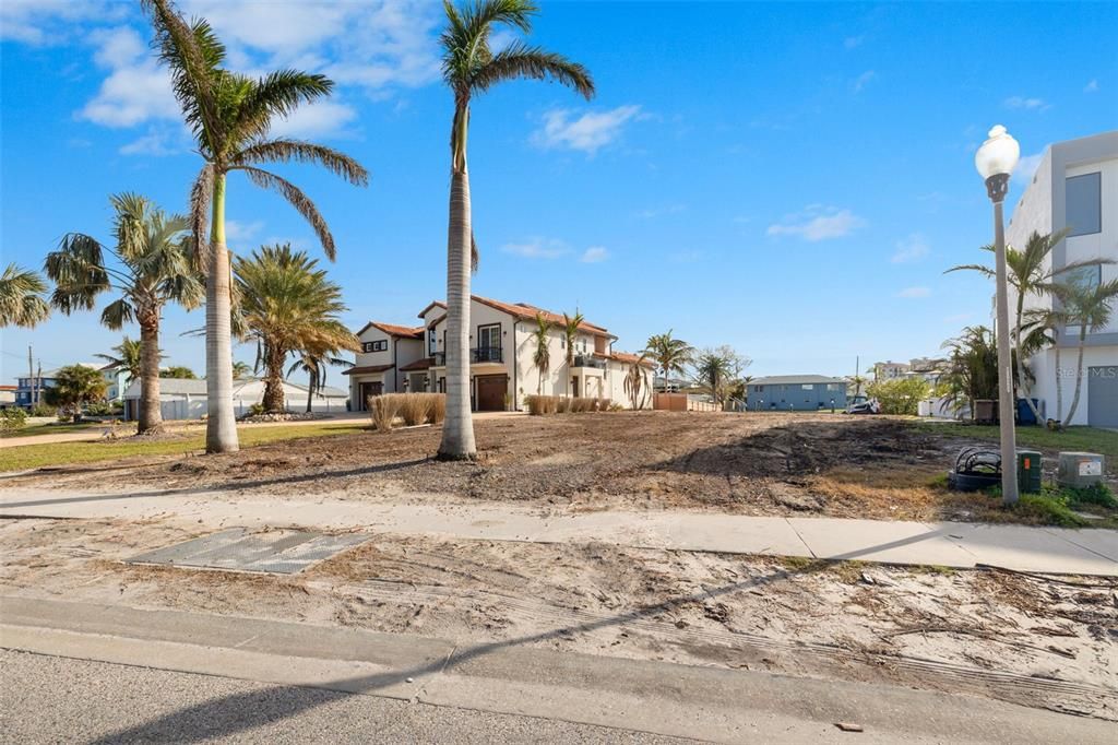 На продажу: $999,999 (0.21 acres)