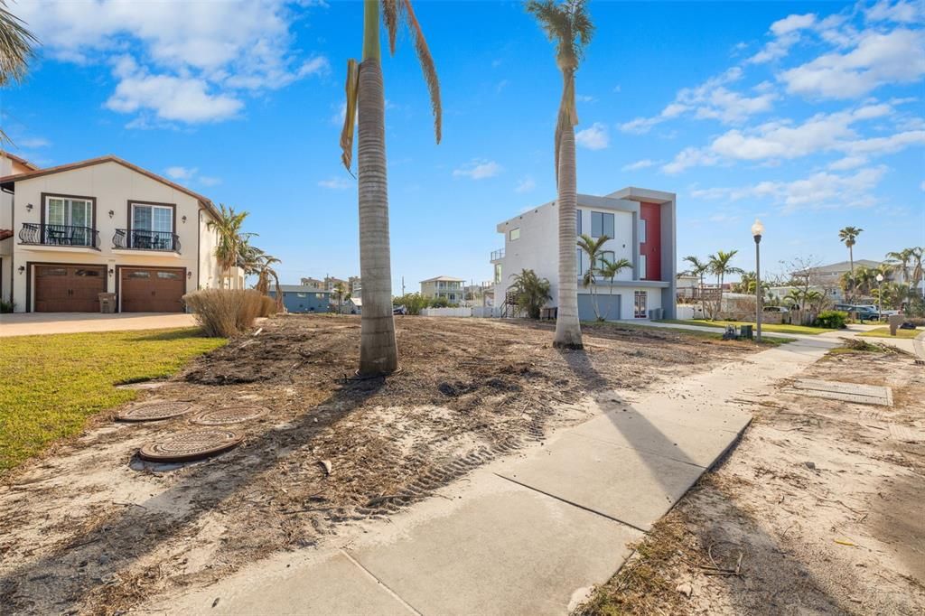 На продажу: $999,999 (0.21 acres)