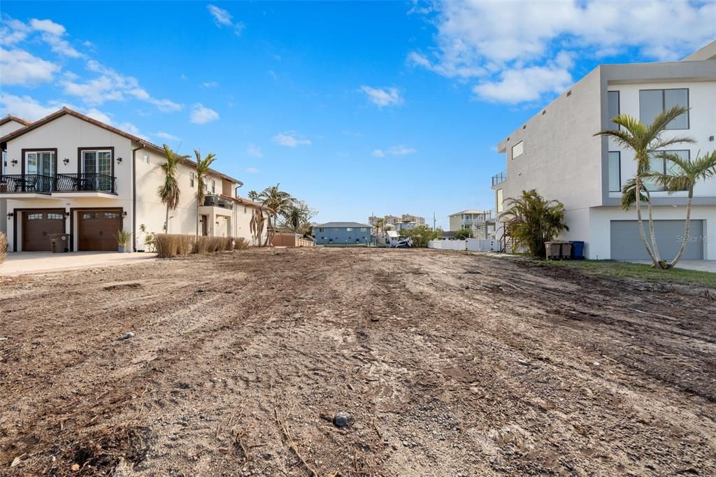 На продажу: $999,999 (0.21 acres)