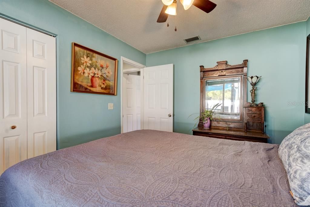 For Sale: $349,500 (3 beds, 2 baths, 1076 Square Feet)