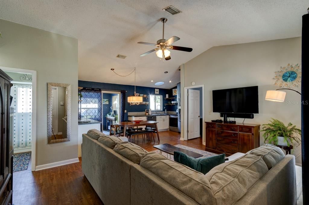 For Sale: $349,500 (3 beds, 2 baths, 1076 Square Feet)