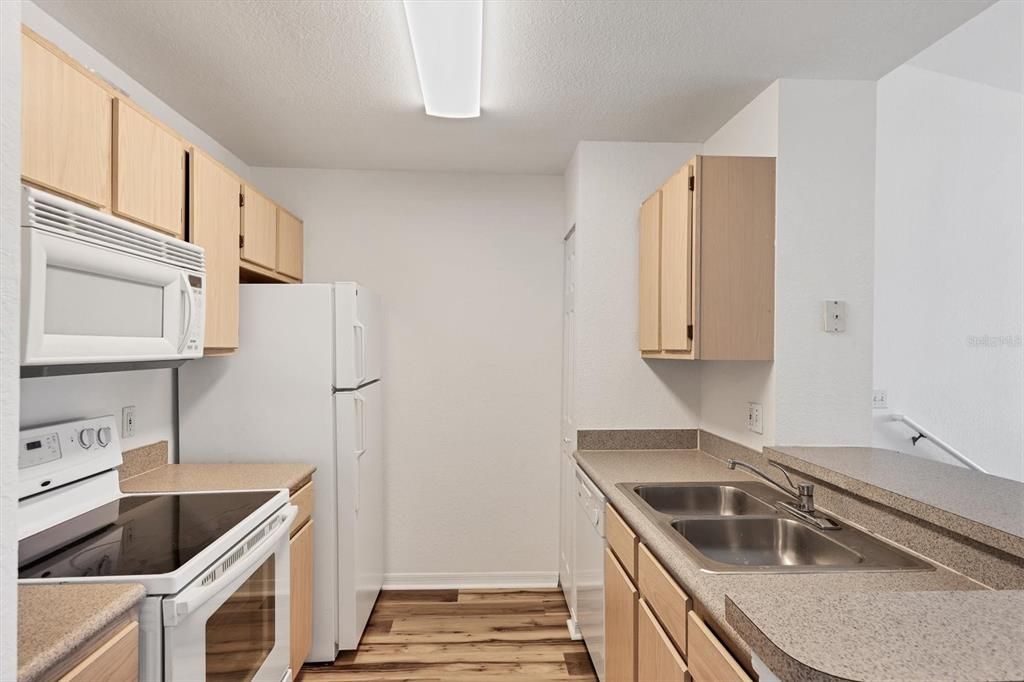 Active With Contract: $159,000 (1 beds, 1 baths, 752 Square Feet)