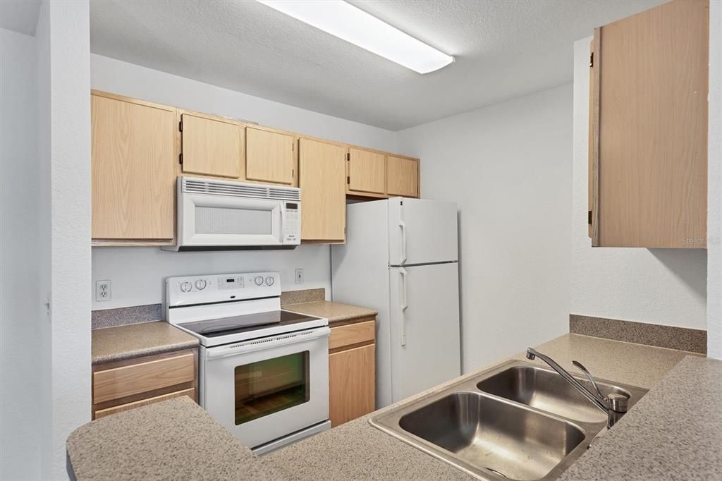 Active With Contract: $159,000 (1 beds, 1 baths, 752 Square Feet)