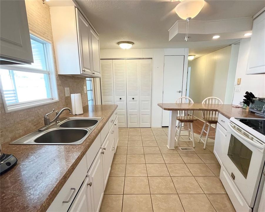 For Sale: $167,000 (2 beds, 2 baths, 1127 Square Feet)