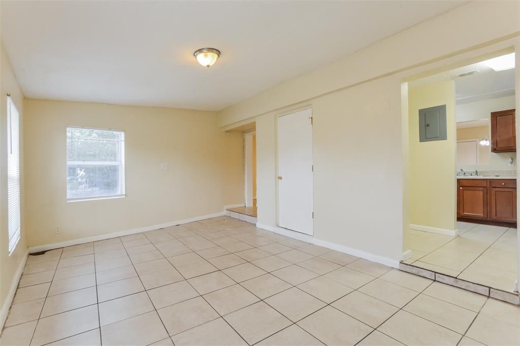 For Rent: $1,595 (3 beds, 1 baths, 1401 Square Feet)