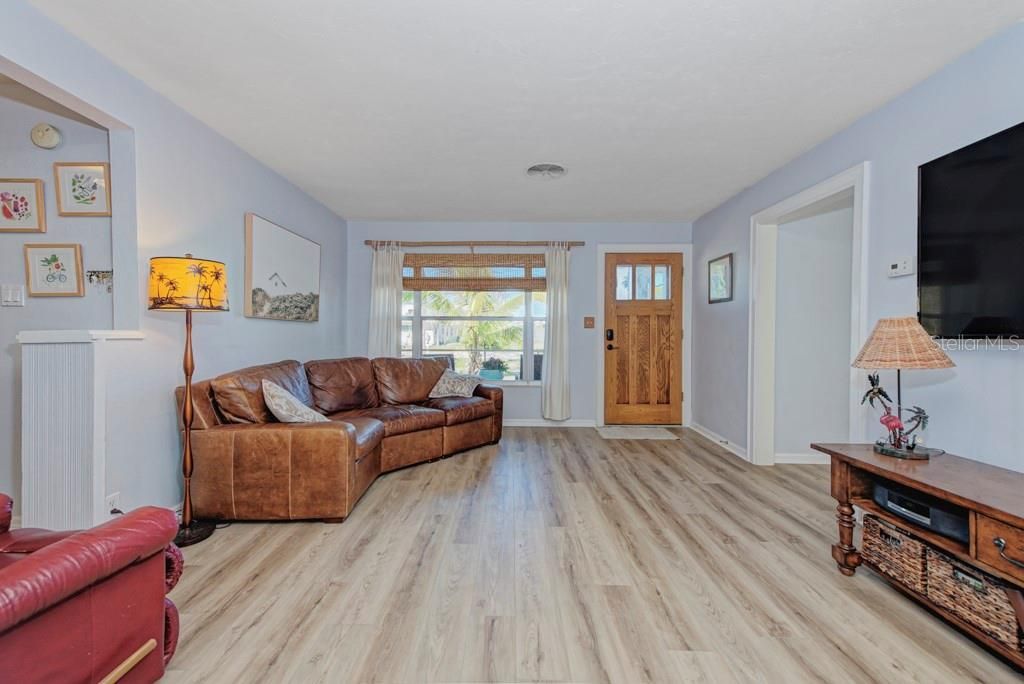 For Sale: $425,000 (3 beds, 2 baths, 1554 Square Feet)