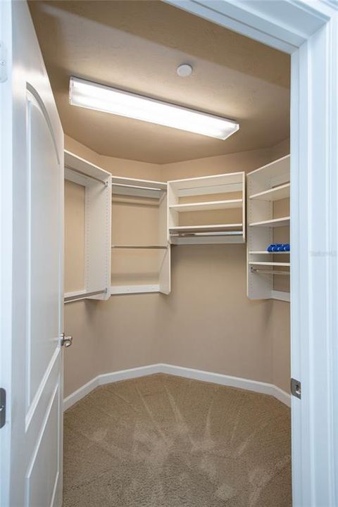 WALK IN CLOSET MASTER BEDROOM