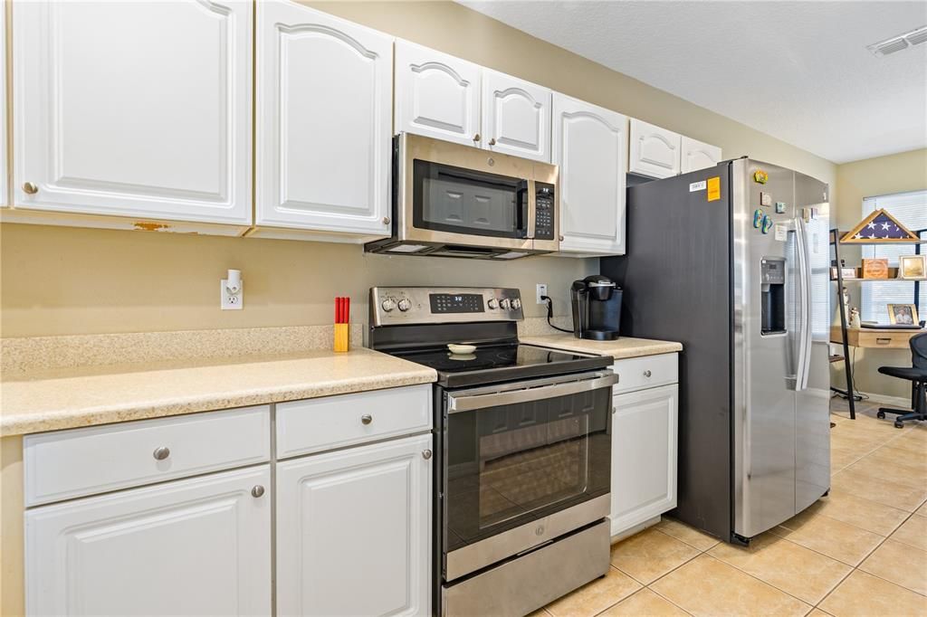 For Sale: $349,900 (2 beds, 2 baths, 1238 Square Feet)