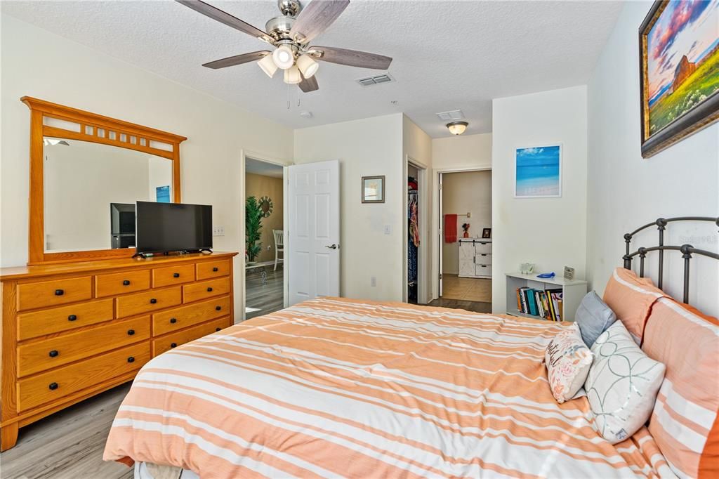 For Sale: $349,900 (2 beds, 2 baths, 1238 Square Feet)