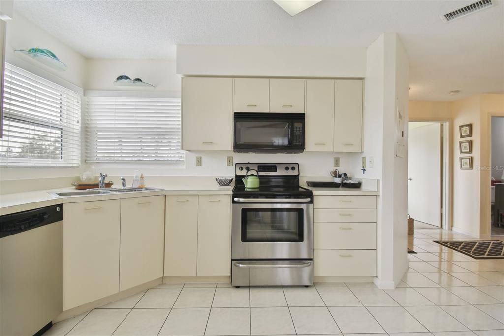 For Sale: $379,000 (2 beds, 2 baths, 1070 Square Feet)