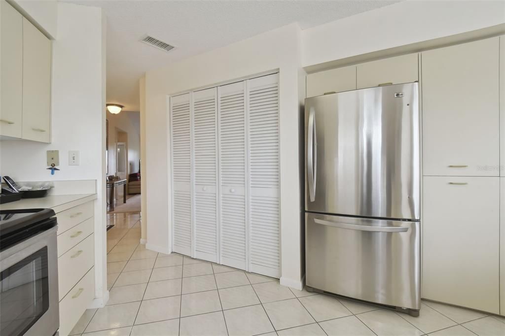 For Sale: $379,000 (2 beds, 2 baths, 1070 Square Feet)