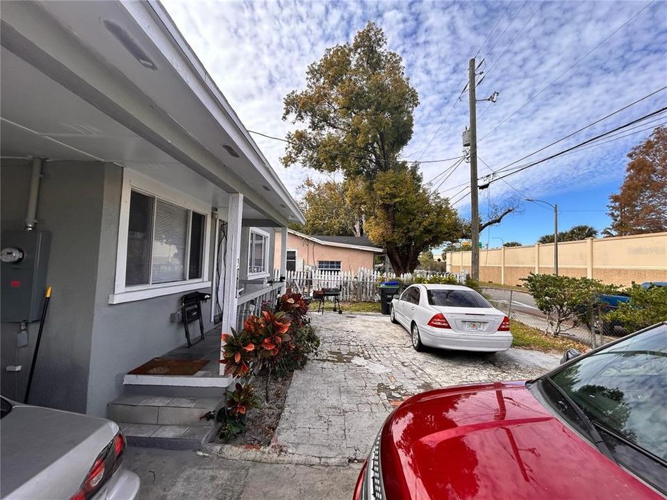 For Sale: $200,000 (2 beds, 1 baths, 1050 Square Feet)