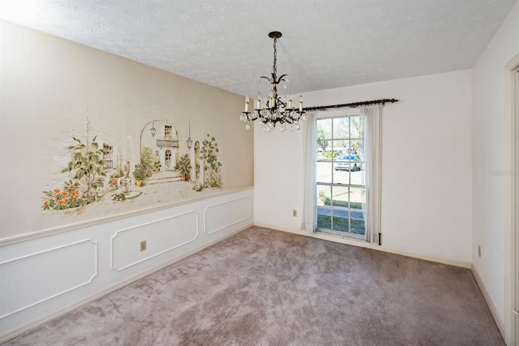 DINING ROOM WITH PICTURE MOLDING