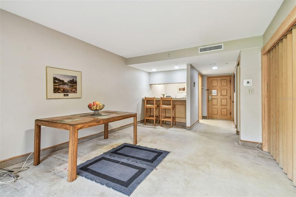 合同活跃: $143,000 (1 贝兹, 1 浴室, 610 平方英尺)