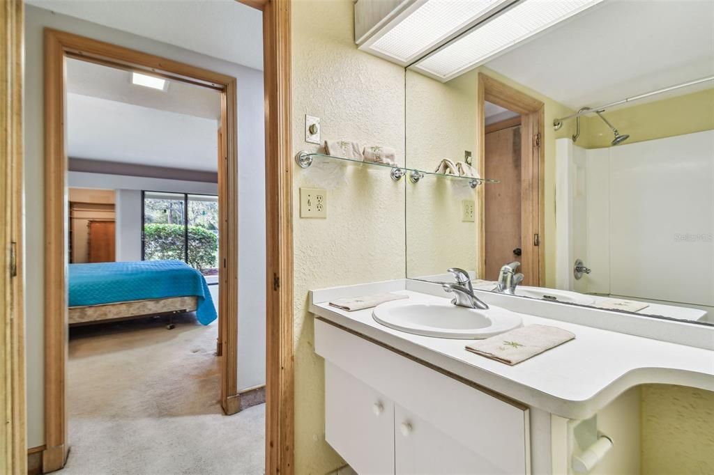 合同活跃: $143,000 (1 贝兹, 1 浴室, 610 平方英尺)