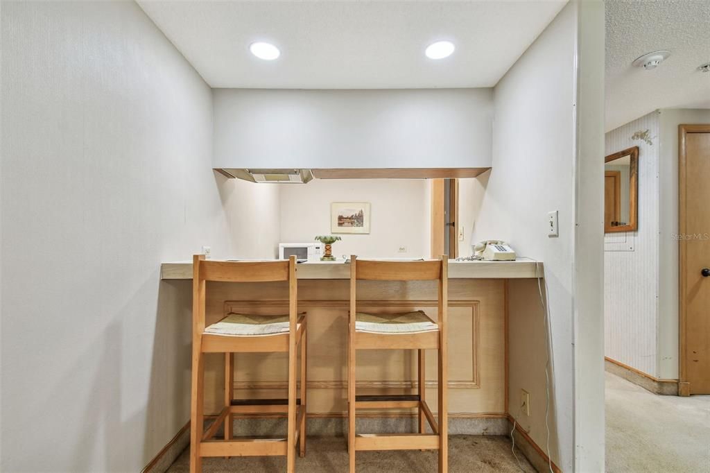 合同活跃: $143,000 (1 贝兹, 1 浴室, 610 平方英尺)