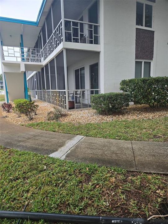 For Sale: $159,000 (2 beds, 2 baths, 816 Square Feet)