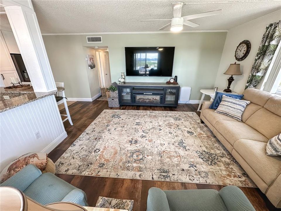 For Sale: $159,000 (2 beds, 2 baths, 816 Square Feet)