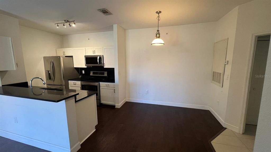 For Rent: $1,650 (1 beds, 1 baths, 734 Square Feet)