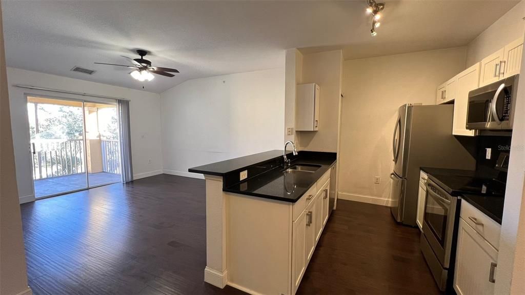 For Rent: $1,650 (1 beds, 1 baths, 734 Square Feet)