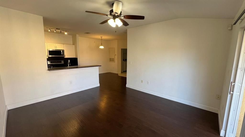 For Rent: $1,650 (1 beds, 1 baths, 734 Square Feet)