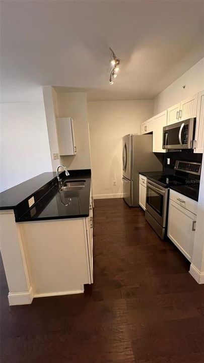 For Rent: $1,650 (1 beds, 1 baths, 734 Square Feet)